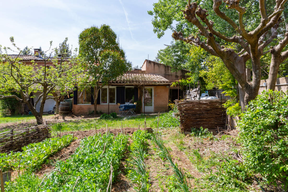 « studio avec kitchenette » Les pieds dans le potager